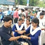 धनबाद में बच्चों ने वाहन चालकों को बांधी राखी, लिया सुरक्षित सफर का वचन