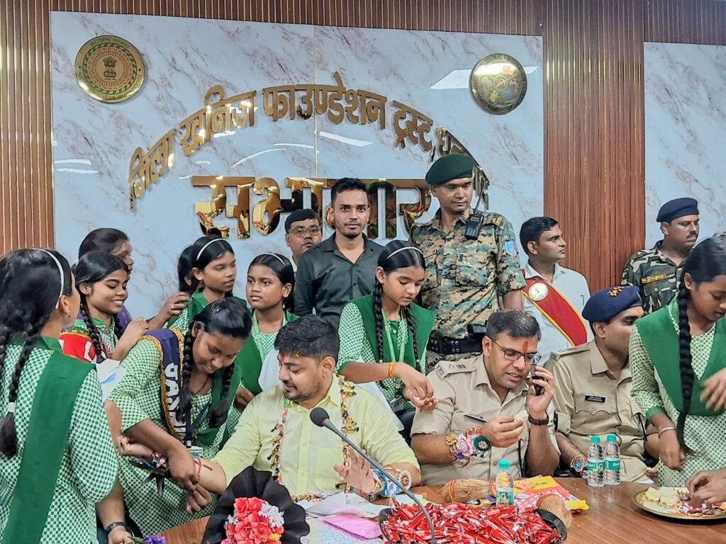 धनबाद में छात्राओं ने DC-SSP को बांधी राखी, फिर बताईं स्कूल की बड़ी समस्याएं