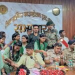 धनबाद में छात्राओं ने DC-SSP को बांधी राखी, फिर बताईं स्कूल की बड़ी समस्याएं