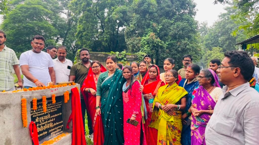झरिया के गेलगोरा में शुरू हुआ आंगनबाड़ी भवन का निर्माण, रागिनी सिंह ने रखी आधारशिला
