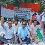 पाकुड़ में कांग्रेस का धरना, खनिज अधिकारों को लेकर आर्थिक नाकेबंदी की चेतावनी