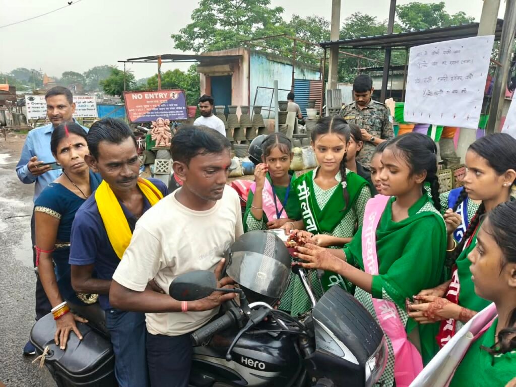 धनबाद में ‘राखी फॉर रोड सेफ्टी’ अभियान, स्कूली बच्चों ने वाहन चालकों से लिया सुरक्षित सफर का वचन