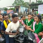 धनबाद में ‘राखी फॉर रोड सेफ्टी’ अभियान, स्कूली बच्चों ने वाहन चालकों से लिया सुरक्षित सफर का वचन