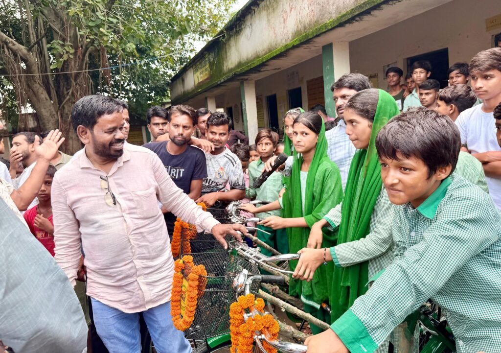 गोविंदपुर के मोहनपुर स्कूल में छात्र-छात्राओं को मिली साइकिल, विधायक चंद्रदेव महतो ने किया वितरण