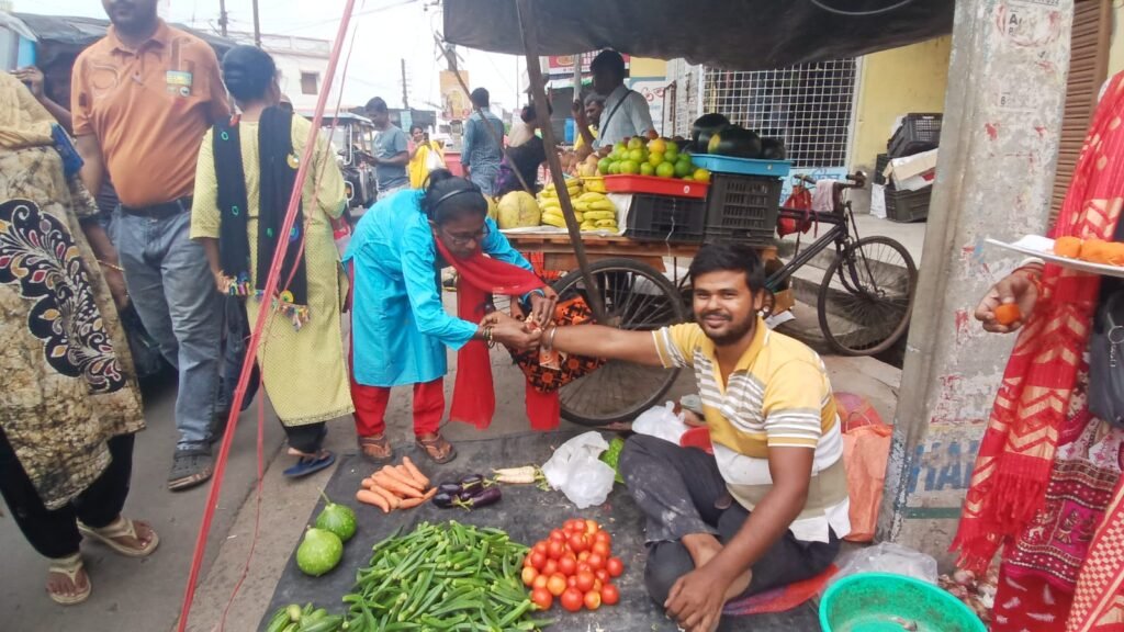 आसनसोल के महिशिला कॉलोनी में बीजेपी ने मनाया राखी बंधन उत्सव, लोगों को बांधी राखी
