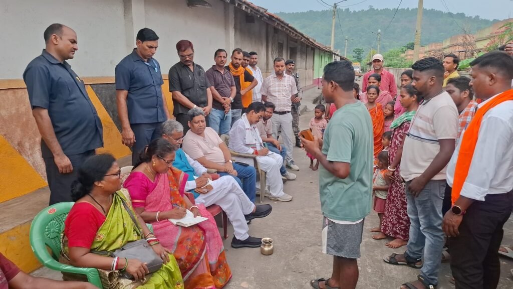 पाकुड़ के विस्थापित गांवों में पहुंचे बाबूलाल मरांडी, मूलभूत सुविधाओं का लिया जायजा