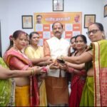 Jamshedpur Raksha Bandhan: रघुवर दास ने सैकड़ों बहनों से बंधवाई राखी, लिया सुरक्षा का संकल्प