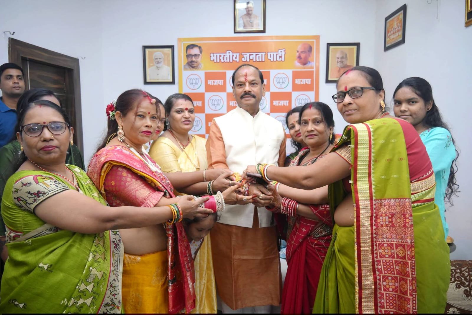 Jamshedpur Raksha Bandhan: रघुवर दास ने सैकड़ों बहनों से बंधवाई राखी, लिया सुरक्षा का संकल्प