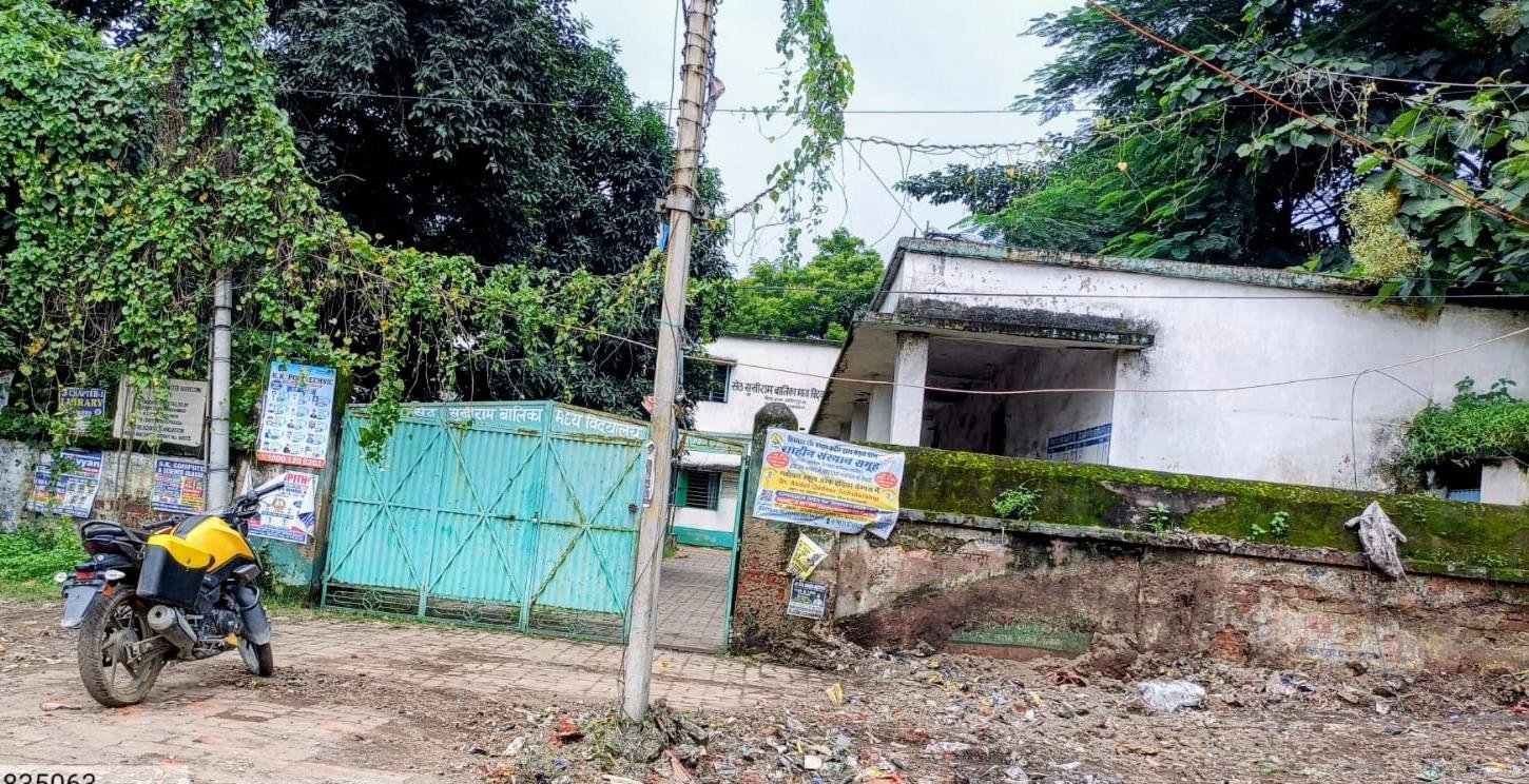 धनबाद: उपायुक्त के निर्देश पर सेठ सुखीराम बालिका विद्यालय के गेट से हटा 40 ट्रैक्टर कचरा