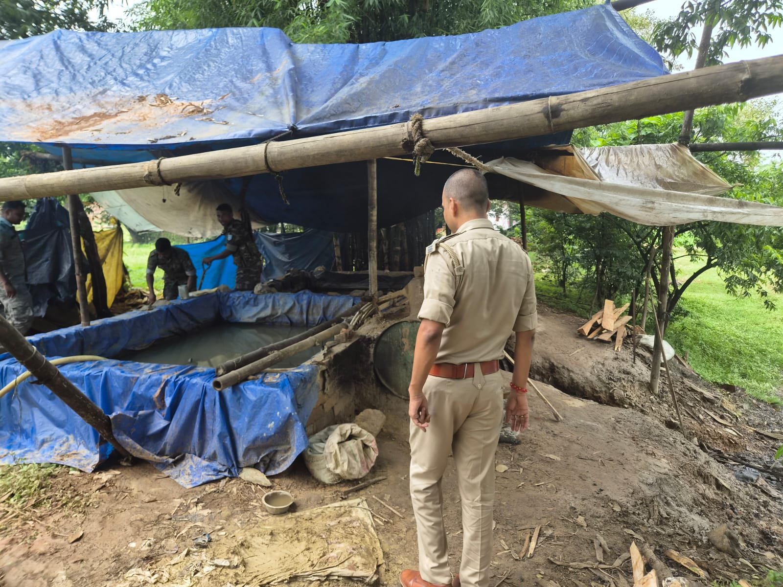 सरायकेला में अवैध शराब के खिलाफ बड़ी कार्रवाई, 5 चुलाई भट्टियां ध्वस्त, 2400 किलो जावा महुआ जब्त