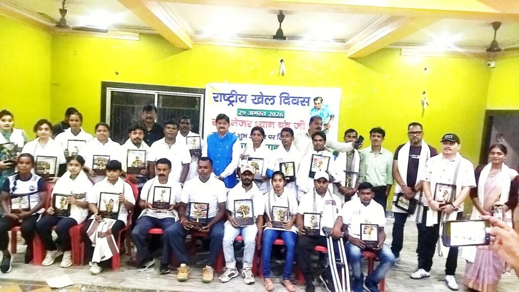 धनबाद विधायक राज सिन्हा ने 25 खिलाड़ियों को किया सम्मानित, दिव्यांग खिलाड़ियों का भी बढ़ाया हौसला