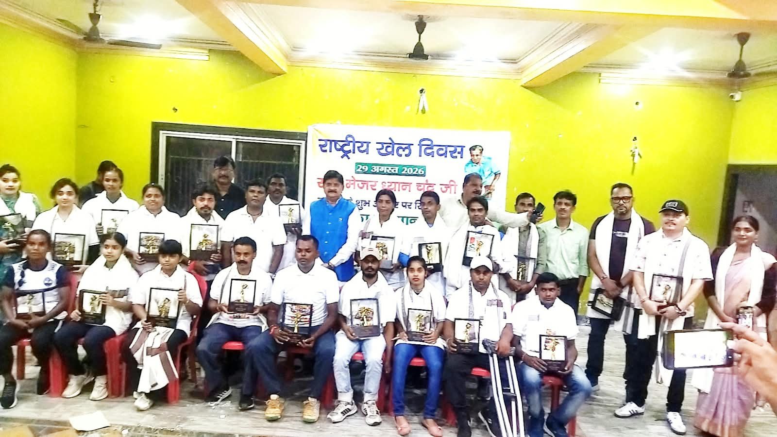 धनबाद विधायक राज सिन्हा ने 25 खिलाड़ियों को किया सम्मानित, दिव्यांग खिलाड़ियों का भी बढ़ाया हौसला