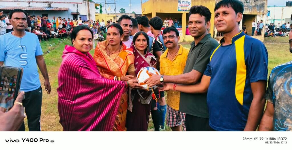 फुटबॉल प्रतियोगिता में शामिल हुईं जिला परिषद अध्यक्ष शारदा सिंह