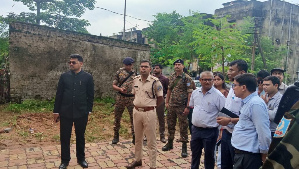 बेलगड़िया टाउनशिप पहुंचे धनबाद DC और SSP, विकास कार्यों की जमीनी हकीकत देखी
