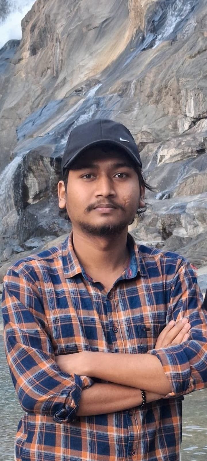 सरायकेला NH-33 पर दर्दनाक हादसा, बाइक फिसलने के बाद ट्रक ने युवक को कुचला