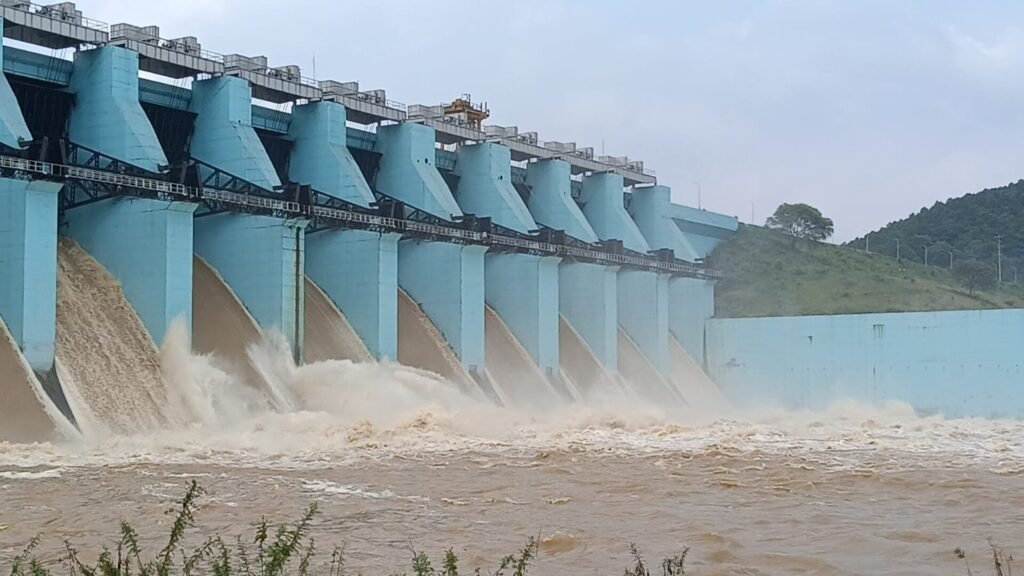 सरायकेला में मूसलाधार बारिश से जनजीवन अस्त-व्यस्त, चांडिल डैम के 13 गेट खुले