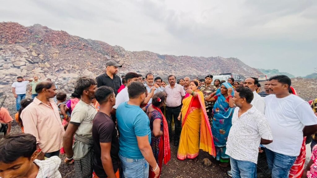 झरिया में भू-धंसान के बाद विधायक रागिनी सिंह का निरीक्षण, अधिकारियों को लगाई फटकार