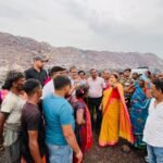 झरिया में भू-धंसान के बाद विधायक रागिनी सिंह का निरीक्षण, अधिकारियों को लगाई फटकार