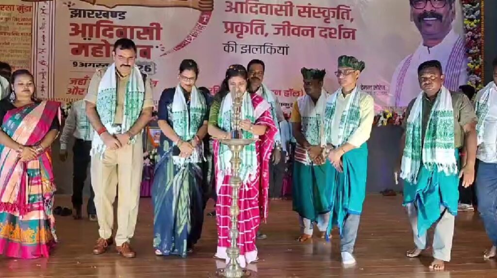 पाकुड़ में धूमधाम से मनाया गया विश्व आदिवासी दिवस, पारंपरिक नृत्य-गीत ने बांधा समां