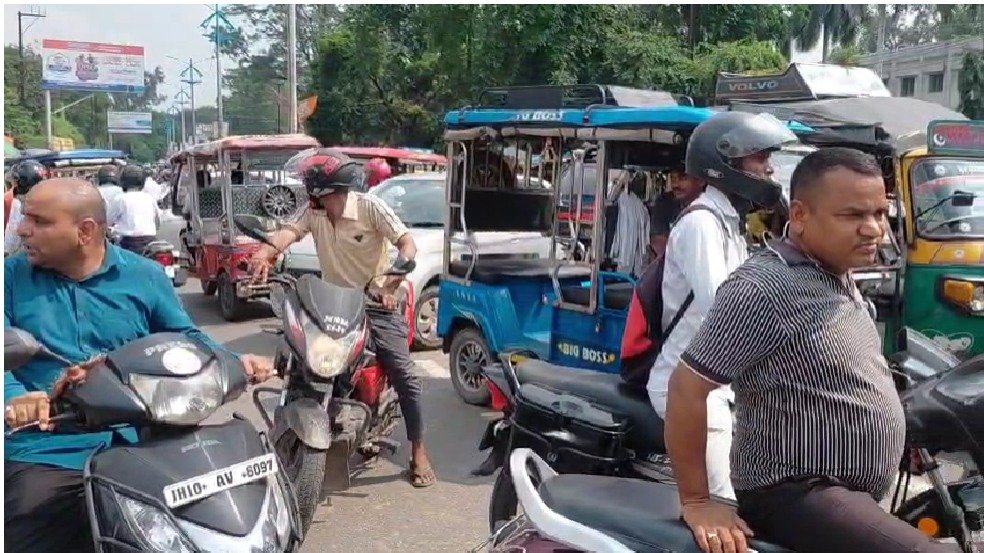 छात्रों पर लाठीचार्ज के विरोध में BJP का बंद, धनबाद में सड़क पर उतरे कार्यकर्ता