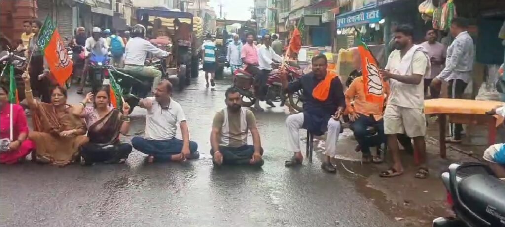 JPSC-JSSC विवाद पर झारखंड बंद का पाकुड़ में असर, भाजपा ने सड़क जाम कर किया प्रदर्शन