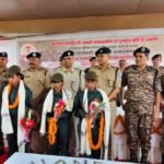 चाईबासा में 10 लाख के इनामी नक्सली समेत 4 माओवादियों ने किया आत्मसमर्पण