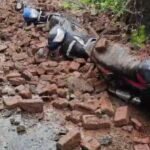 धनबाद में डीनोबली स्कूल रोड पर अचानक गिरी दीवार, 5 दोपहिया वाहन क्षतिग्रस्त