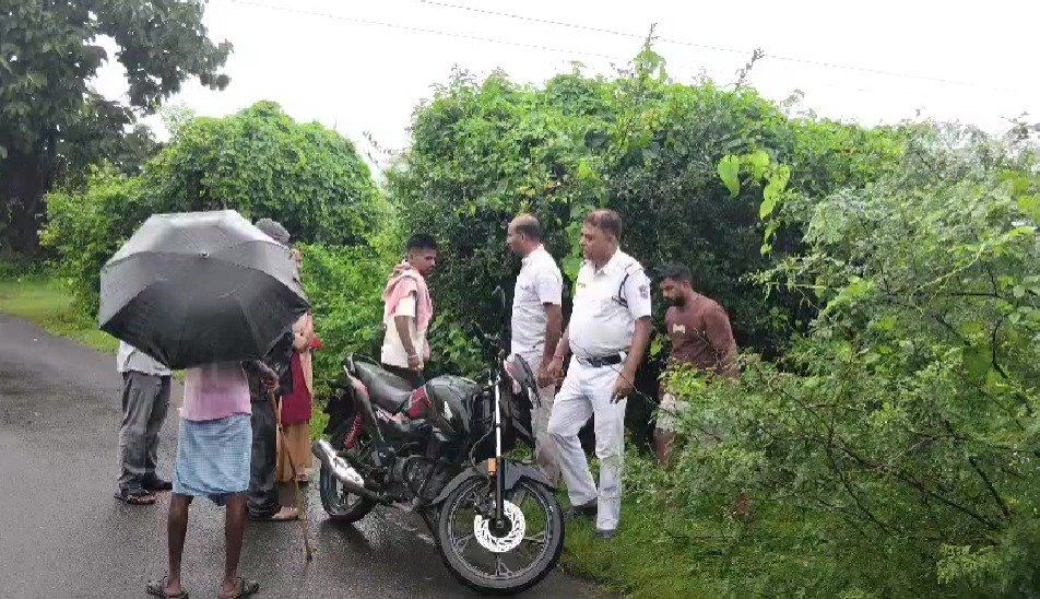 सालानपुर में बारिश का कहर, जहारगढ़ पुल पर स्कूटी बहने से 18 वर्षीय युवक लापता