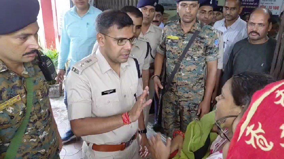 धनबाद में पुलिस मुठभेड़ के घायल आरोपियों से एसएसपी प्रभात कुमार ने SNMMCH में की पूछताछ