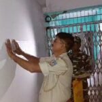 धनबाद में फ्लैट देने के नाम पर धोखाधड़ी मामले में कार्रवाई, विश्वरंजन तिवारी और पत्नी के फ्लैट पर चिपकाया इश्तहार
