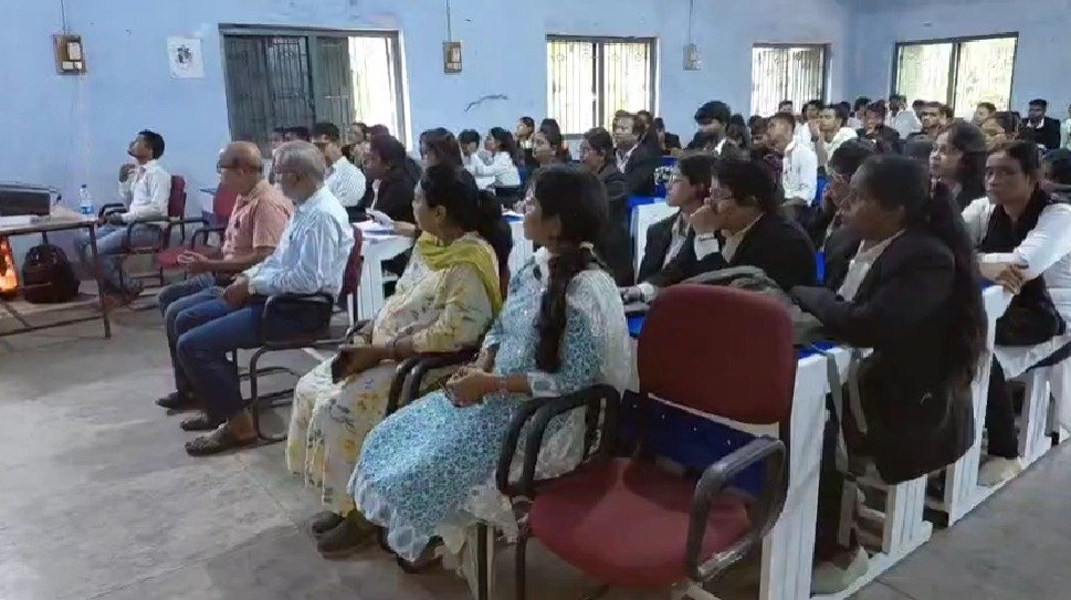 धनबाद लॉ कॉलेज में साइबर क्राइम रोकथाम पर कार्यशाला, सिटी एसपी ने विद्यार्थियों को बताए बचाव के तरीके