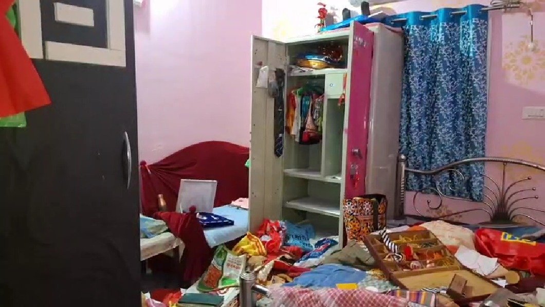 रेलवे कर्मचारी के बंद आवास में लाखों की चोरी, 20 लाख के गहने और 50 हजार नकद ले गए चोर