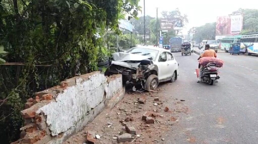 धनबाद में तेज रफ्तार कार दीवार से टकराई, हादसे में वाहन के उड़े परखच्चे