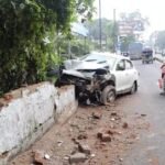 धनबाद में तेज रफ्तार कार दीवार से टकराई, हादसे में वाहन के उड़े परखच्चे