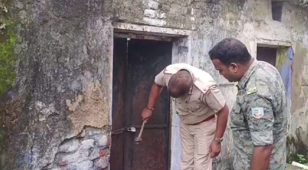 नाबालिग किशोरी से सामूहिक दुष्कर्म का आरोप, चार आरोपी फरार; धनबाद में कई जगह छापेमारी