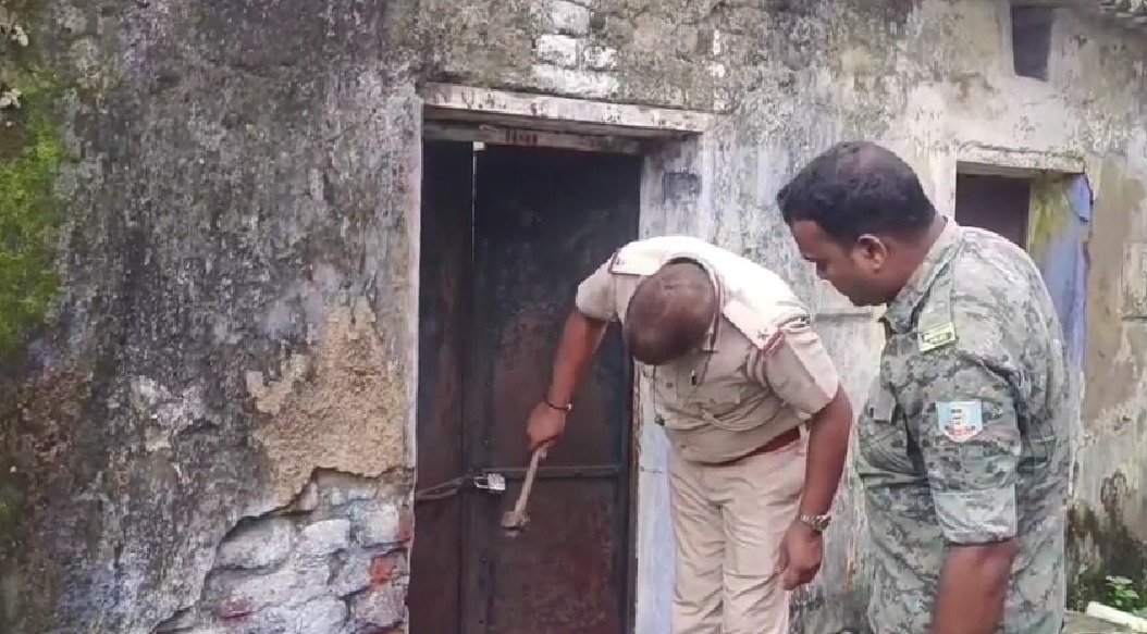 नाबालिग किशोरी से सामूहिक दुष्कर्म का आरोप, चार आरोपी फरार; धनबाद में कई जगह छापेमारी