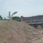 शालकुमारहाट में हाईवे की मिट्टी की तस्करी का आरोप, डम्पर फंसने से लगा जाम