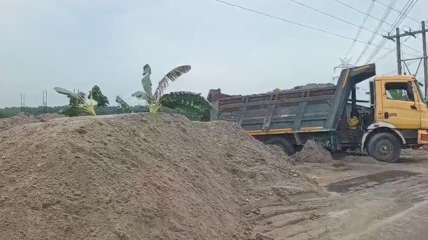शालकुमारहाट में हाईवे की मिट्टी की तस्करी का आरोप, डम्पर फंसने से लगा जाम