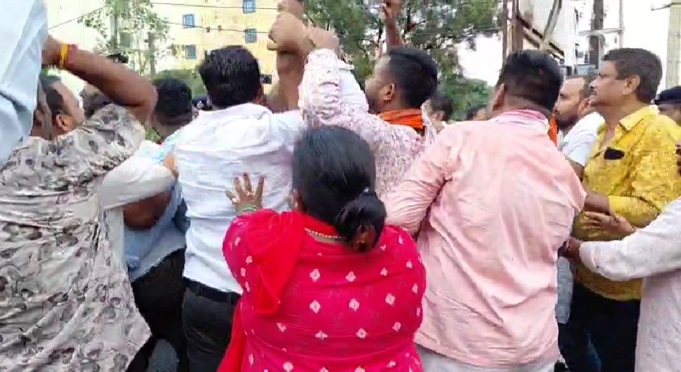 धनबाद भाजपा कार्यालय के बाहर पुतला दहन को लेकर हंगामा, आमने-सामने आए कांग्रेस-भाजपा कार्यकर्ता