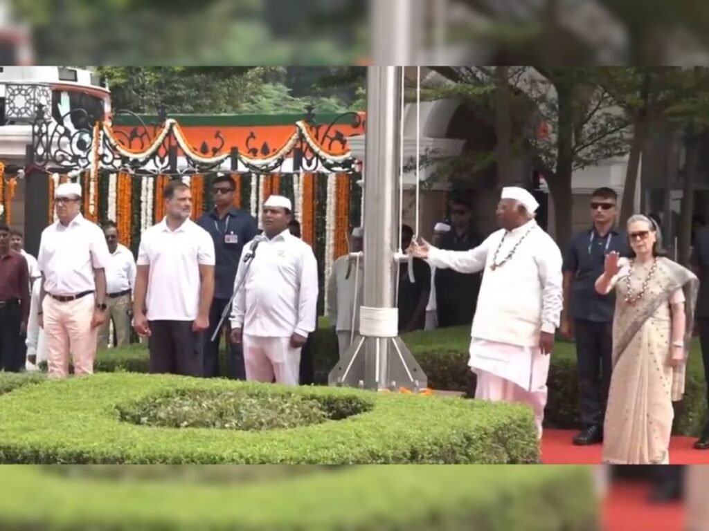 सोनिया गांधी के खिलाफ वंदे मातरम के अपमान के आरोप में शिकायत, FIR की मांग