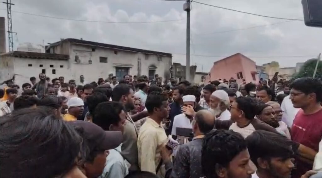 छाताबाद भू-धंसान स्थल पर सांसद ढुलू महतो का विरोध, ग्रामीणों के आक्रोश का वीडियो वायरल
