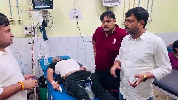 सड़क हादसे में घायल युवक के लिए फरिश्ता बने मेयर संजीव सिंह, खुद अस्पताल पहुंचाकर कराया इलाज