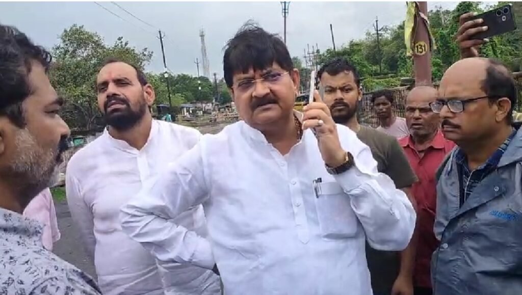 केंदुआडीह धंसी सड़क का विधायक राज सिन्हा ने किया निरीक्षण, काम बंद मिलने पर BCCL GM से जताई नाराजगी