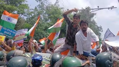 पटना में छात्रों का फिर प्रदर्शन, सीएम हाउस घेराव की कोशिश; बैरिकेडिंग तोड़कर आगे बढ़े अभ्यर्थी