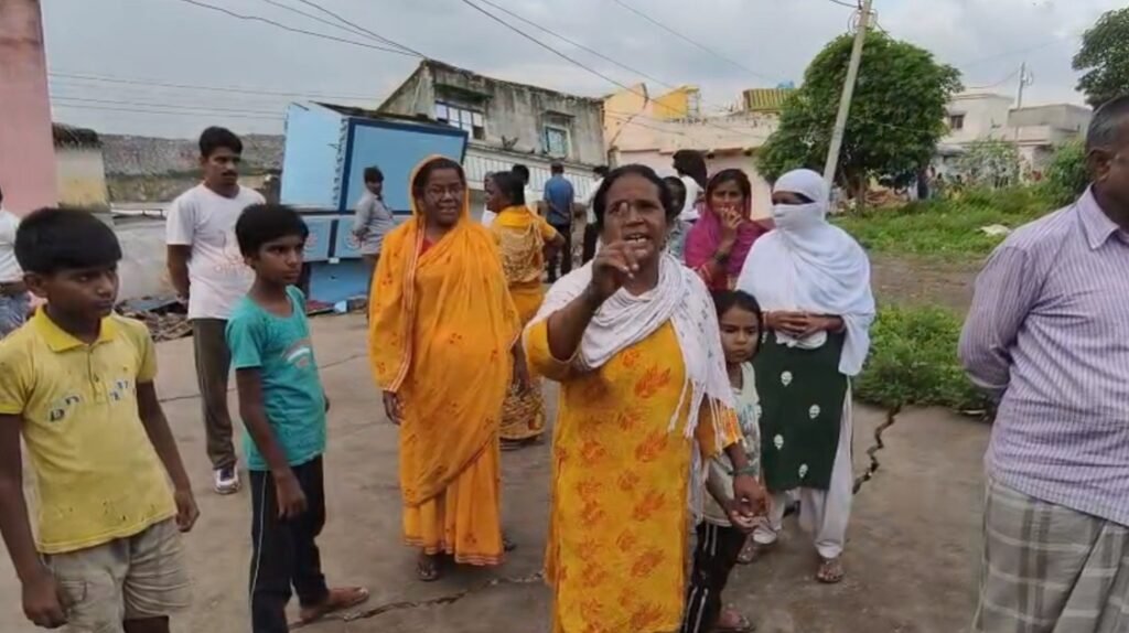 कतरास में धंसान पर सांसद ढुल्लू महतो का विरोध, महिलाओं ने लगाए नारे; घर खाली कर रहे लोग