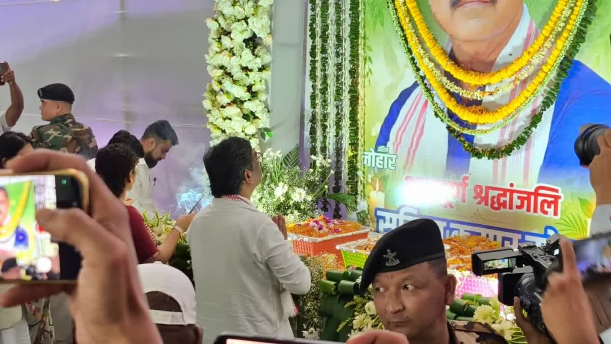 सुदिव्य कुमार सोनू के द्वादश कार्यक्रम में पहुंचे हेमंत सोरेन, दी श्रद्धांजलि