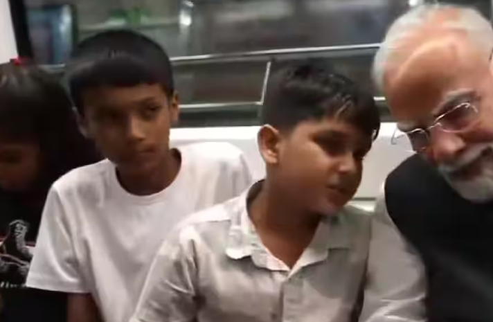 दिल्ली मेट्रो से SRCC पहुंचे पीएम मोदी, बच्चों और यात्रियों से की बातचीत