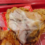 KFC के फ्राइड चिकन में कीड़ा मिलने का दावा, सोशल मीडिया पर वायरल हुआ वीडियो