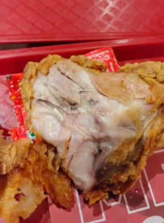 KFC के फ्राइड चिकन में कीड़ा मिलने का दावा, सोशल मीडिया पर वायरल हुआ वीडियो