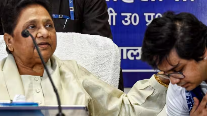 मायावती और आकाश आनंद के बीच फिर बढ़ी दूरी? X पर बदला बायो, BSP में हलचल के कयास